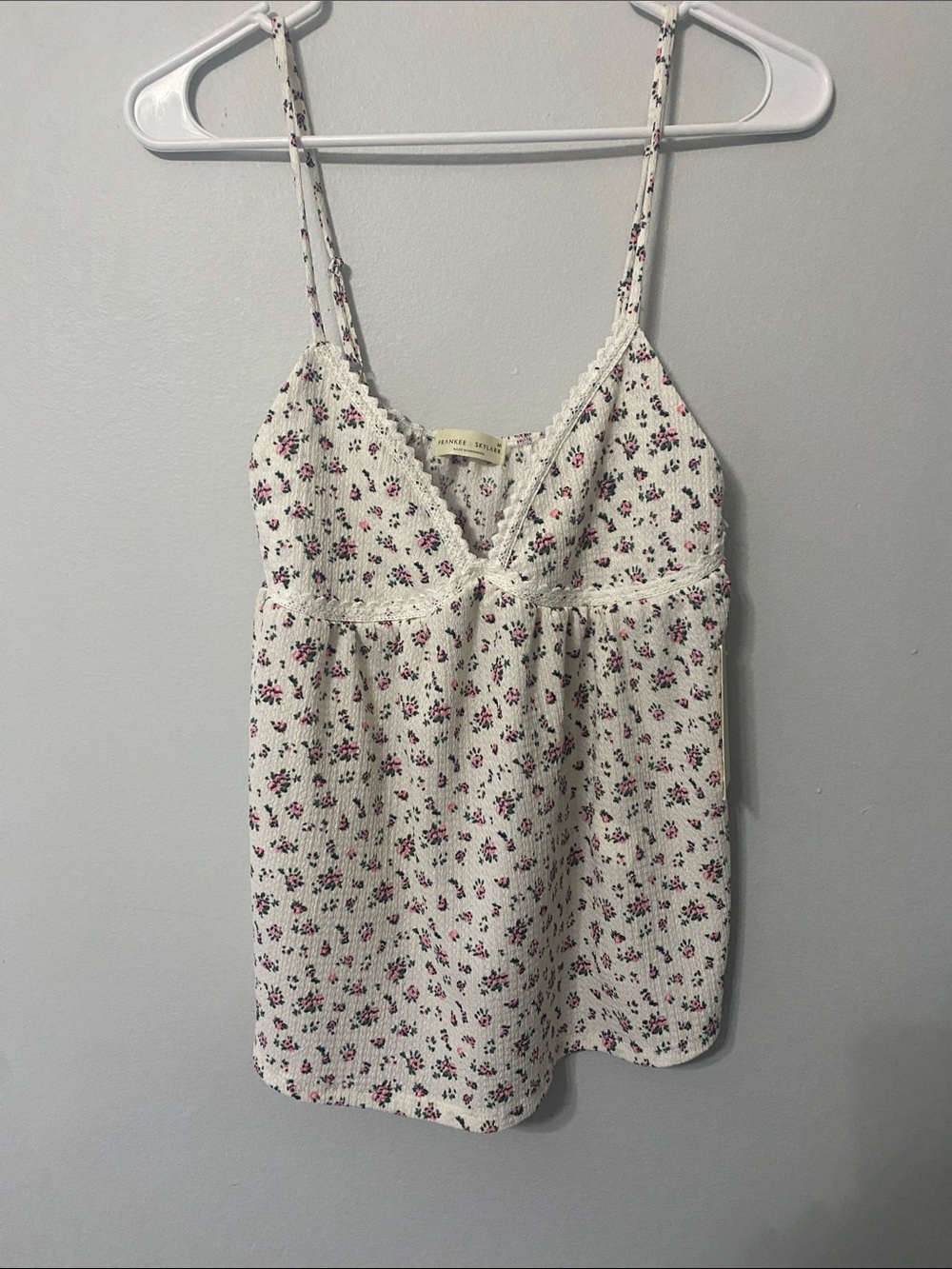 FRANKEE & SKYLARR Delicate Floral Lace-Trim White Camisole with Pink Accents MED